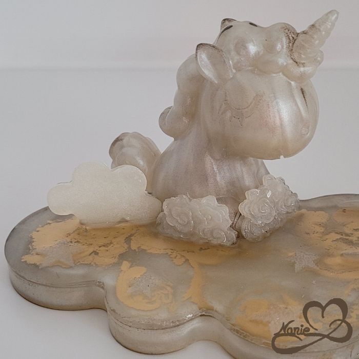 Licorne beige doré sur son nuage avec des nuages et une lune🌙☁️ - photo numéro 2