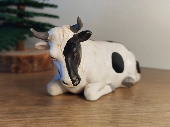 AAA figurine bovidé vache couchée animal de la ferme - photo numéro 2