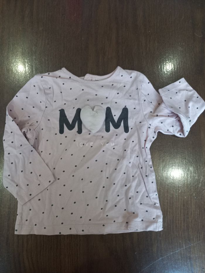 T-shirt M.L. "mom"rose pâle à pois kiabi 18mois