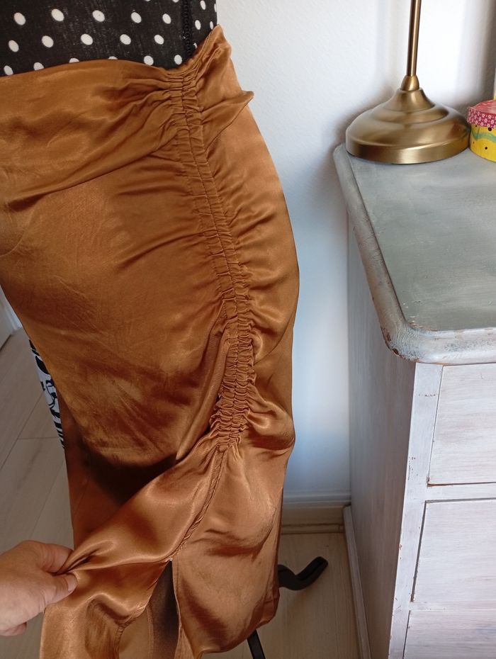 Jupe mi-longue. Stradivarius 36 - photo numéro 2