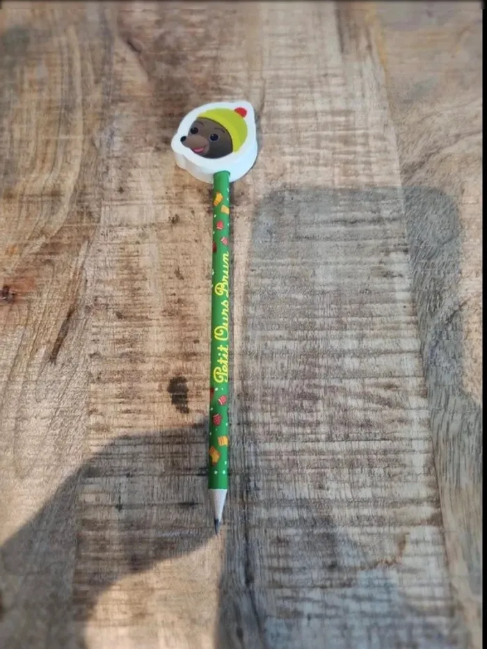 Crayon de papier petit ours brun