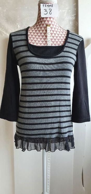 Pull fin, gris &noir, en acrylique, en très bon état, longueur 63cm,marque Armand Thiery =4€