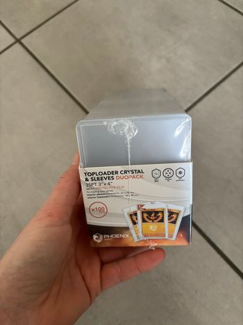 Pack de 100 toploaders et 100 sleeves pour cartes Pokémon, magic, lorcana, one piece, yu gi oh Phoenix shield   4 de disponibles