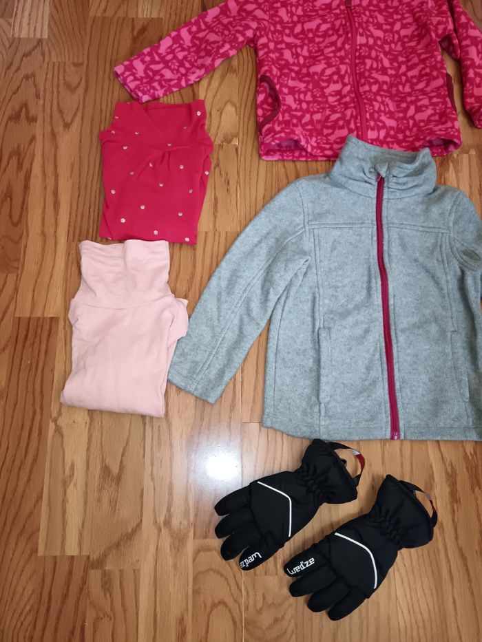 Lot ski 4 ans vestes polaires, sous pulls col roulés et gants - photo numéro 3