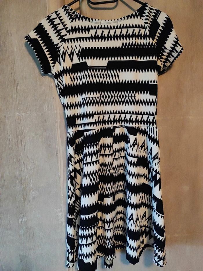 Très belle petite robe imprimée - photo numéro 4