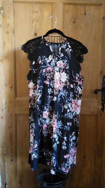 Robe noire avec imprimé floral et dentelle neuve Shein