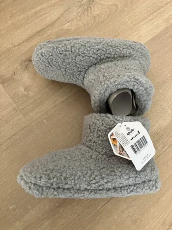 Chaussons enfant neuf avec étiquette taille 29/30