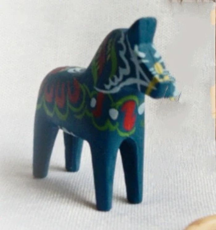 Cheval horse bois paint hand main peint bleu blue dala suédois Akta Dalahemslojd Nils Olsson sculpté