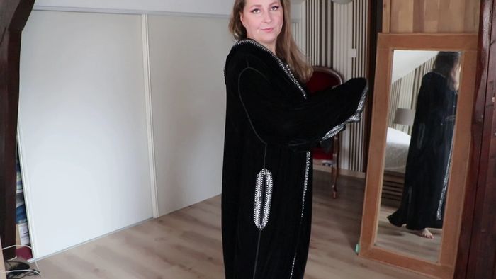 Robe à capuche orientale style kaftan en velours noir pour femme - photo numéro 3