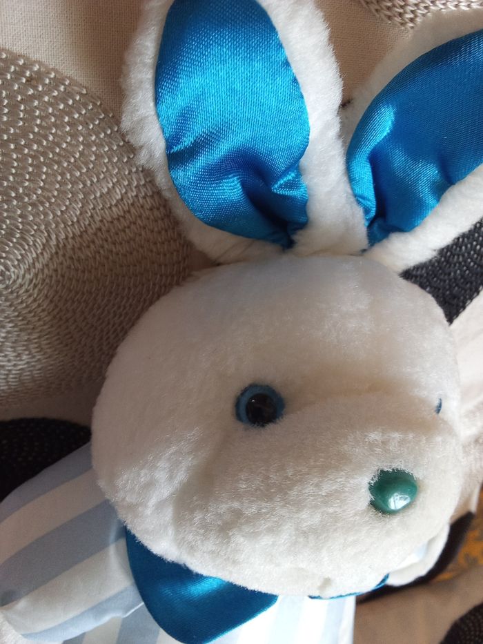 Doudou lapin Blanc et  bleu Pampers  bicolore rayé rayures peluche lapine lapereau  tête blanche peluche col bleu vintage ancien 1991  d'occasion  utilisé - photo numéro 9