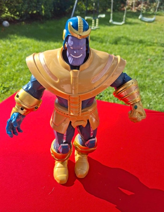 Grande figurine marvel tanos disneyland paris