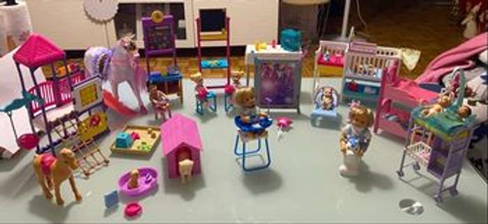 Lot Barbie (dressing,accessoires,poupées,voiture,scooter) - photo numéro 3