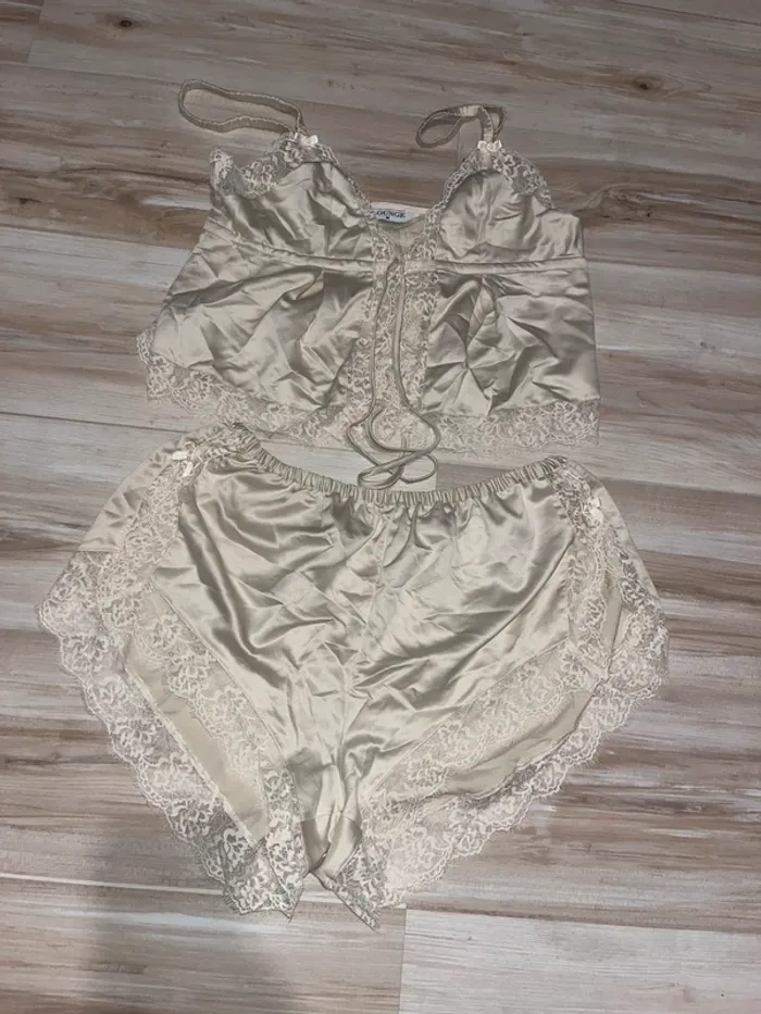 ensemble de pyjama lounge satiné caro crème - photo numéro 5