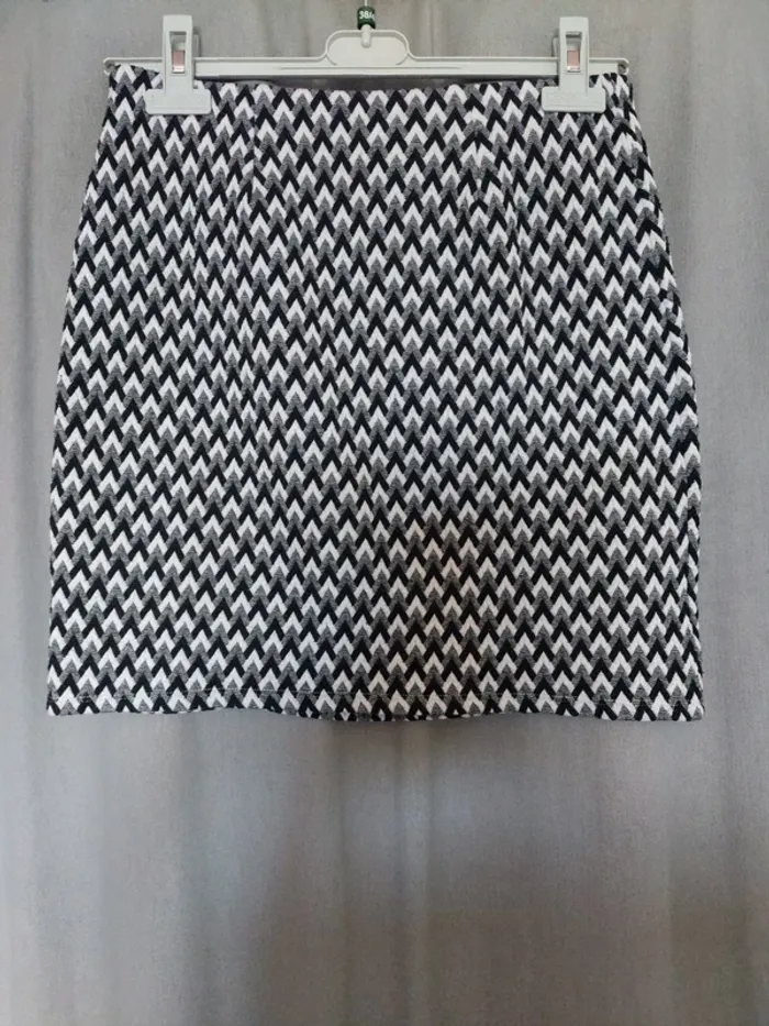Jupe Kiabi Taille M – Motifs Noir, Gris et Blanc - photo numéro 4