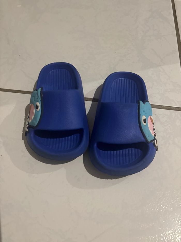 Claquettes garçon bleues requin T24