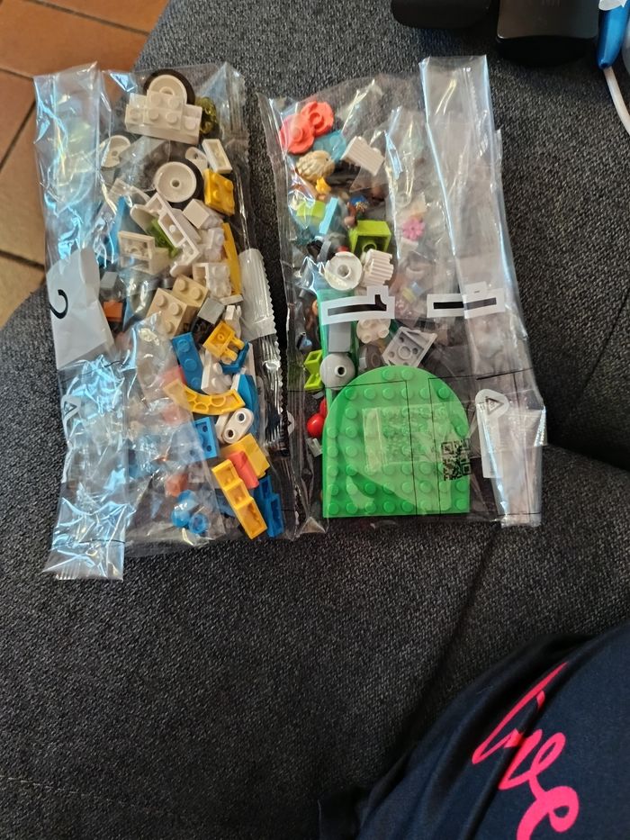 42609 Lego Friends La Voiture électrique et La Borne de Recharge - photo numéro 4