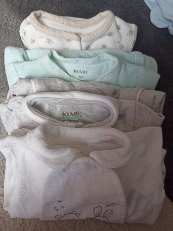 Lot 4 pyjamas velours 1 mois très bon état ( cache coeur)