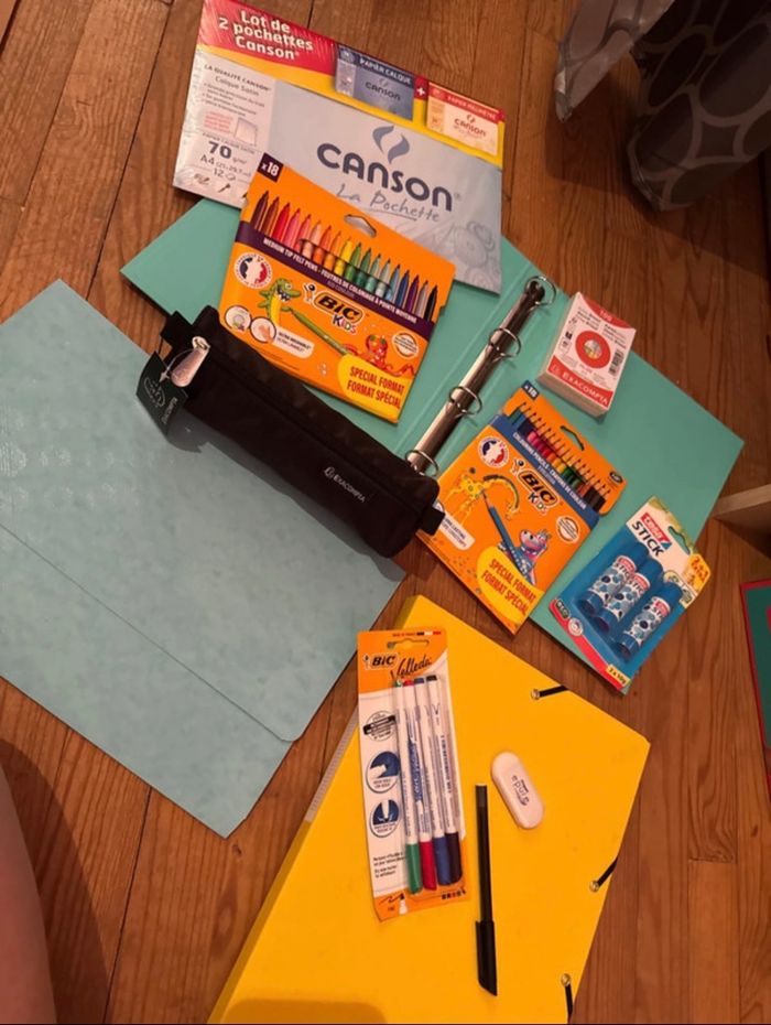 Lot fournitures scolaires