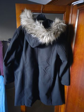 Manteau avec capuche fausse fourrure