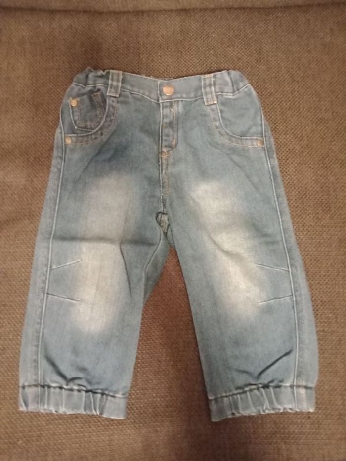 Jeans bleu resserré aux chevilles