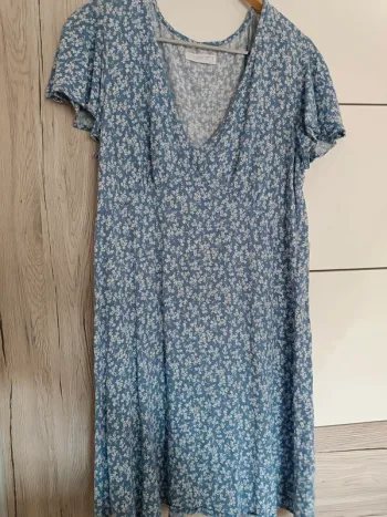 Petite robe bleue à fleurs blanches
