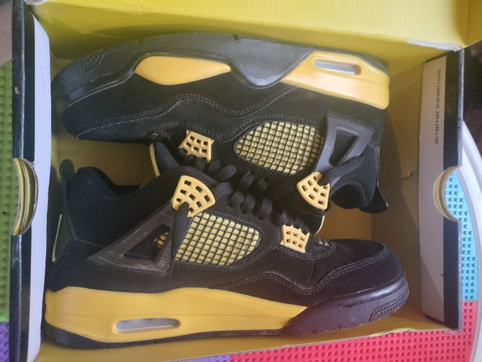 Paire de chaussures noire et jaune Jordan 4 pointure 44 en Bon Etat général - photo numéro 2