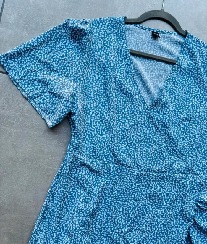 Magnifique robe bleue fleurie neuve - photo numéro 2