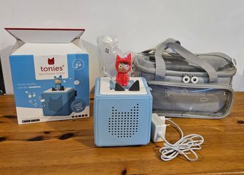 Toniebox V1 bleu ciel + créatif + sac
