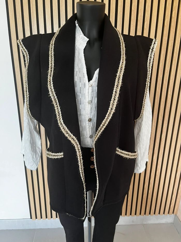 Veste sans manche noire bordures dorées