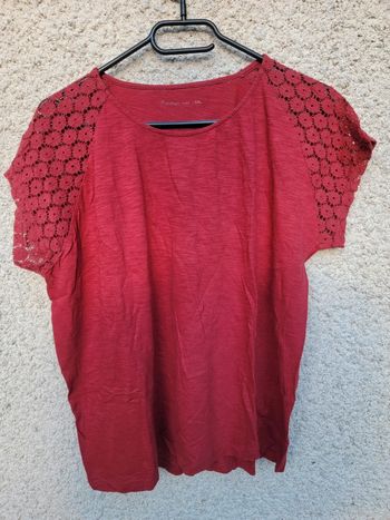 T-shirt tunique avec dentelle rouge old money chic tendance élégant