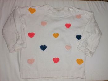 Pull léger à coeur brodé