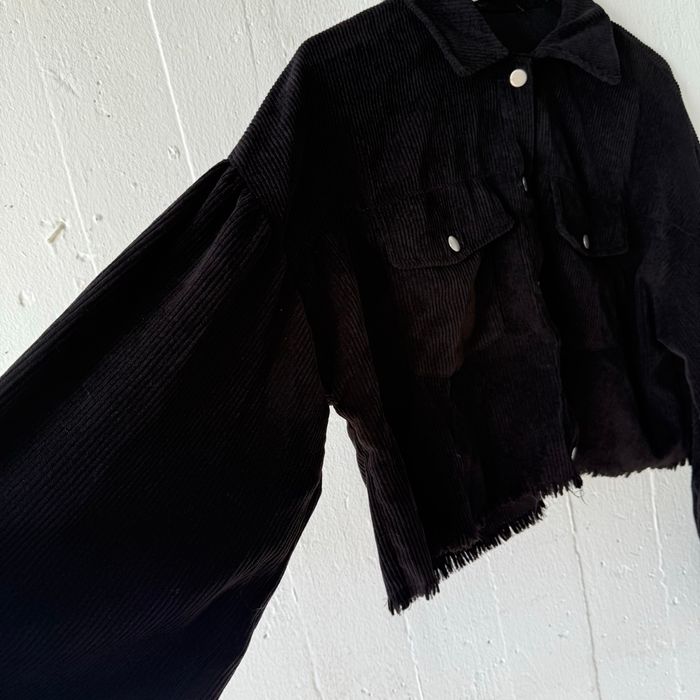 Veste velours noire à bords bruts  Manches amples bouffantes - photo numéro 2