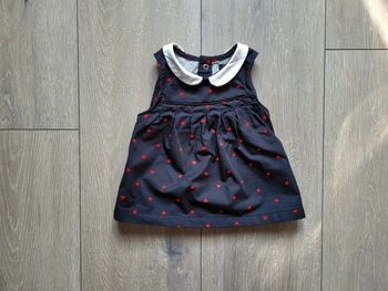 Très jolie robe gris foncé. Fille 1 mois. Marque Kiabi