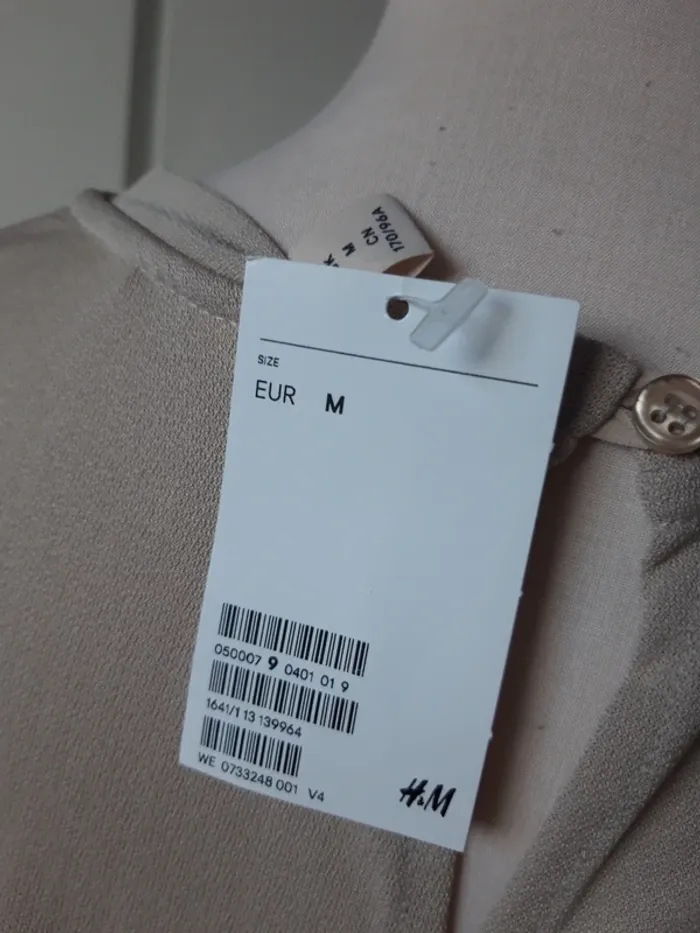 Jolie robe beige mastic légèrement plissée - photo numéro 7