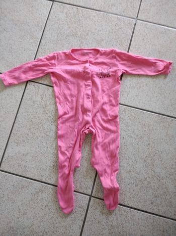 Grenouillère taille 12-18 mois rose avec pieds antidérapants.