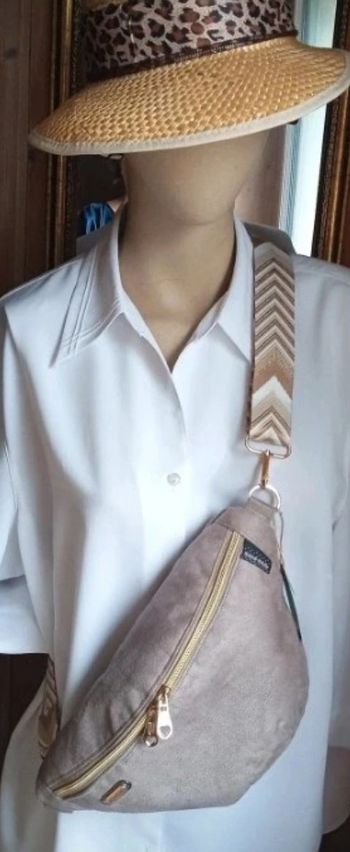 Sac bandoulière , cuir synthétique aspect suede , gris~beige 