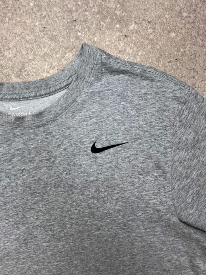 💥 T-shirt gris Nike Dri-FIT taille M 💥 - photo numéro 3