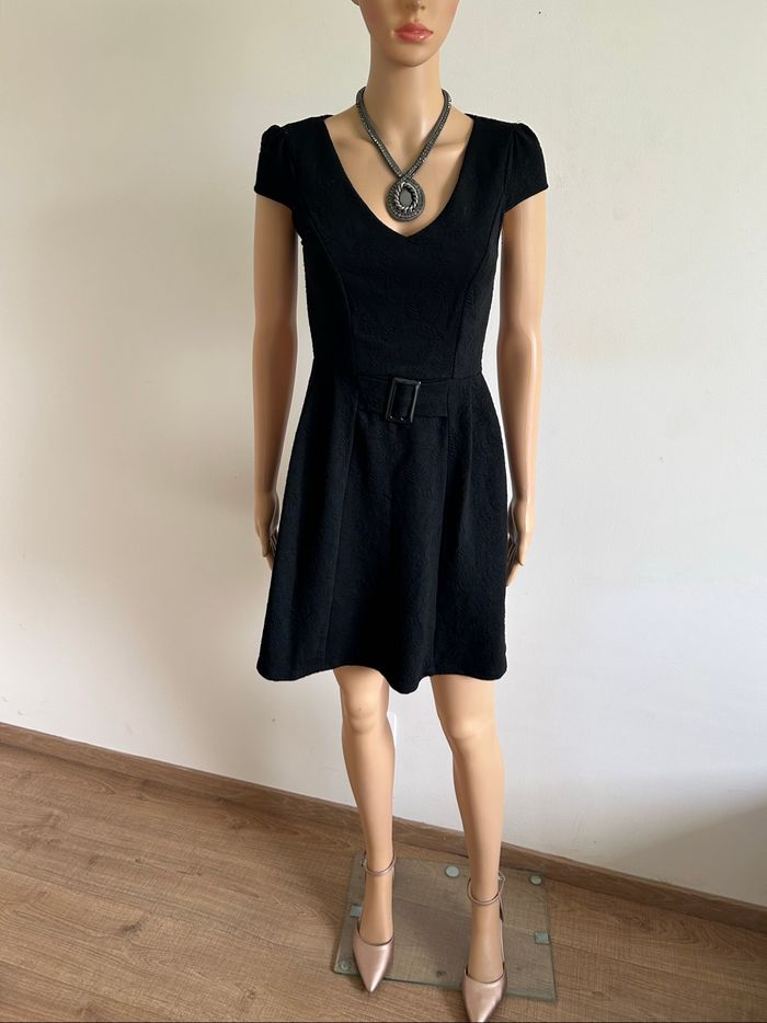 Robe noire à manches courtes taille 34 TBE - photo numéro 3
