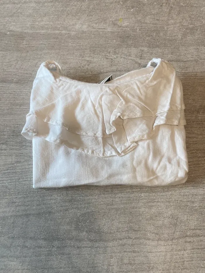 Top blanc à volants et bretelles tressées – look bohème été - photo numéro 4