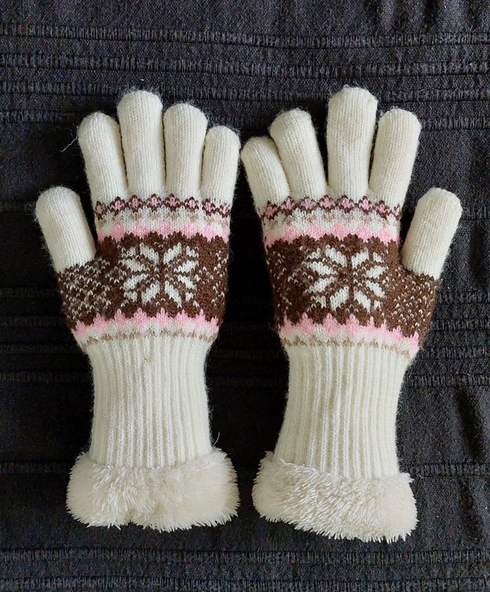 Très joli ensemble un bonnet et une paire de gants - photo numéro 2