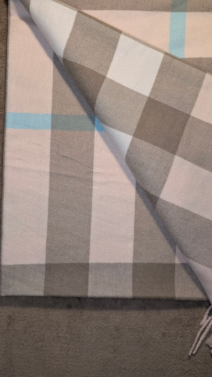 Écharpe Burberry noire en cachemire - Taille Unique - Neuve - photo numéro 3