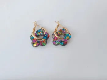 Boucles d’oreilles fleurs en résine – anneaux dorés