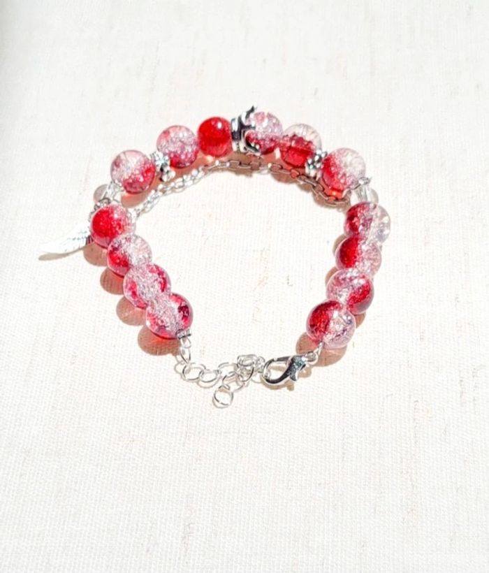 Bracelet perles rouges en verre – avec breloques argentées