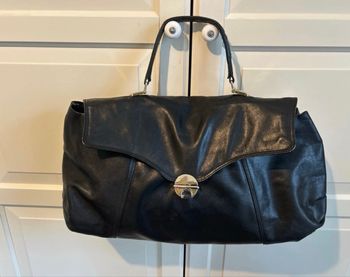 Très belle pièce vintage  Vends sac à main vintage en cuir noir de la ligne "Niki".