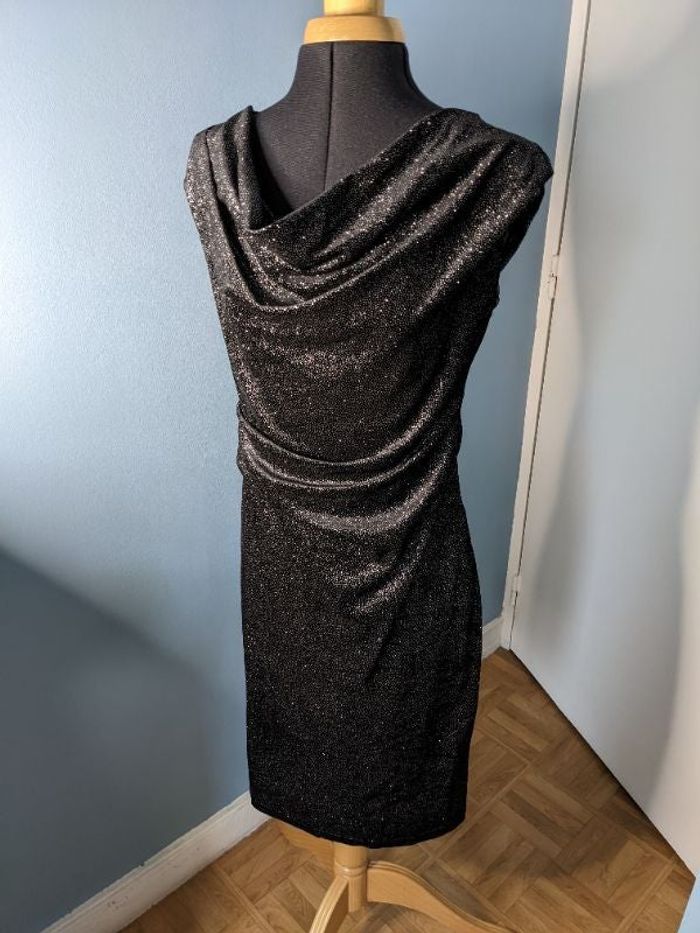 Robe noire brillante avec drapés S Molly Bracken
