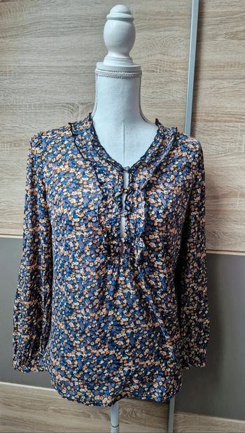 Blouse fleurie.