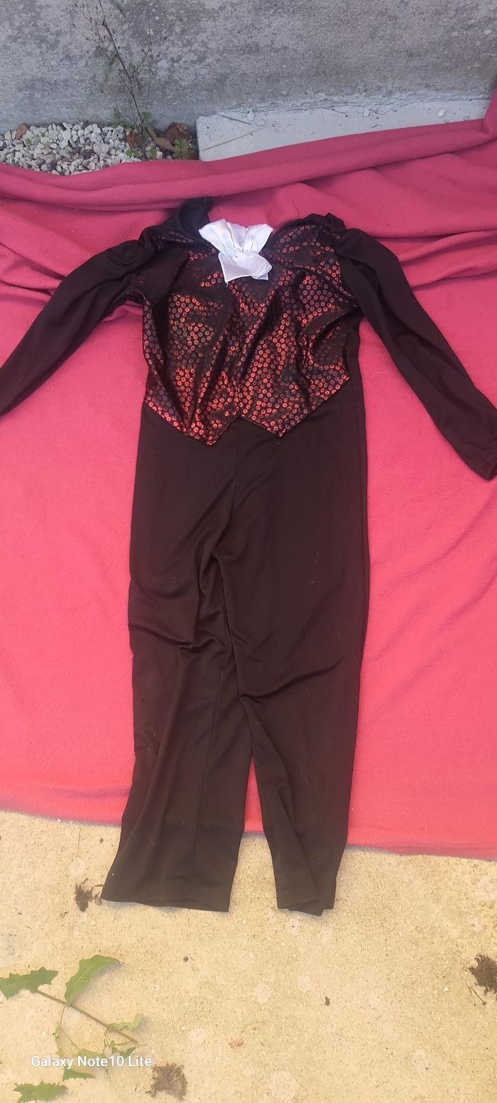 Costume De Vampire Pour Enfant - Cape Noire Avec Col Rouge, Inclut Dents Et Faux Sang - Idéal Pour Halloween Et Fêtes