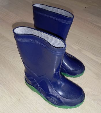 Bottes de pluie bleu marine et vert 
P. 25-26