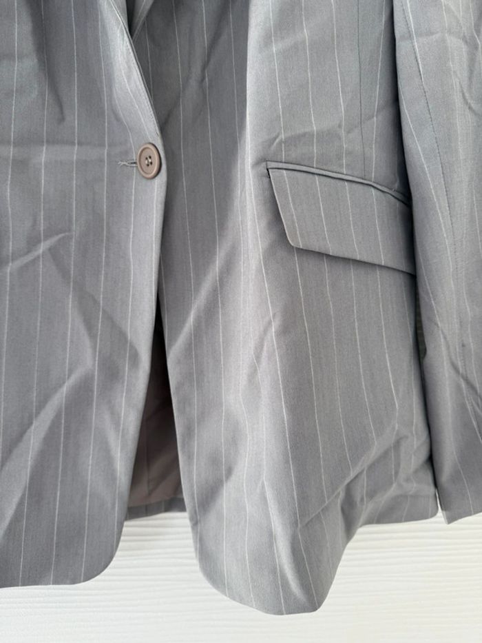 Veste de tailleur grise à rayures blanches classe élégante - photo numéro 5