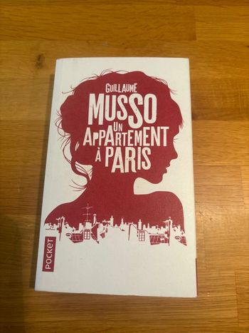Livre poche Un appartement à Paris Musso